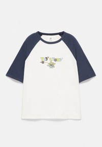 T-shirt raglan à manches courtes blanc et marine avec texte Toy Story et un petit graphique d'extraterrestre vert centré à l'avant.