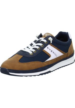 Herren Sneaker von Bugatti mit einem Obermaterial aus braunem Wildleder und marineblauem Mesh, weißen Akzenten, runden Schnürsenkeln und einer strukturierten Gummisohle.