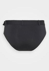 Schwarze Schwimmslips mit glatter Textur, ausgestattet mit einem breiten elastischen Bund und zwei horizontalen Riemen auf der Vorderseite für zusätzliche Details.