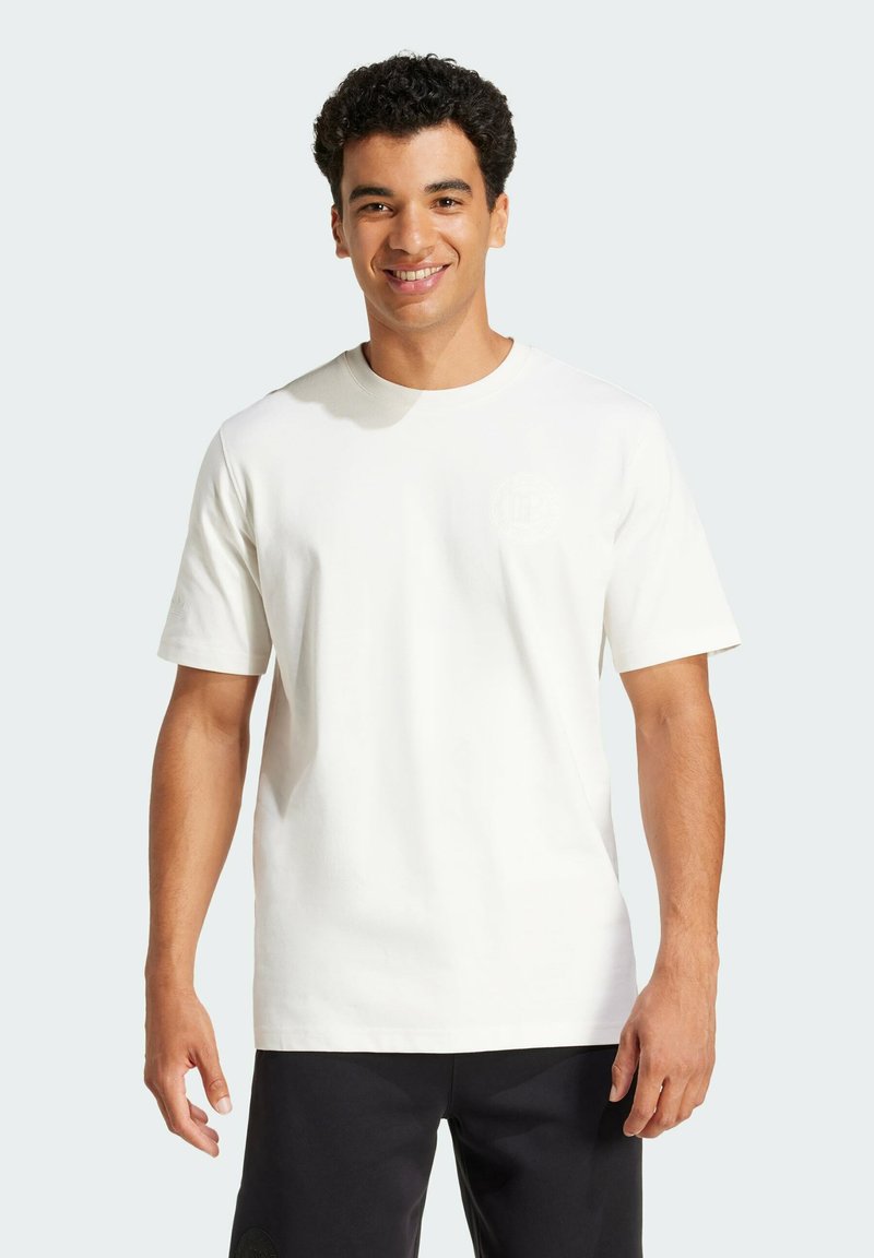 Hvid bomulds T-shirt med korte ærmer, prydet med et subtilt logo på brystet. Glat tekstur, standard rund halskrave og afslappet pasform.