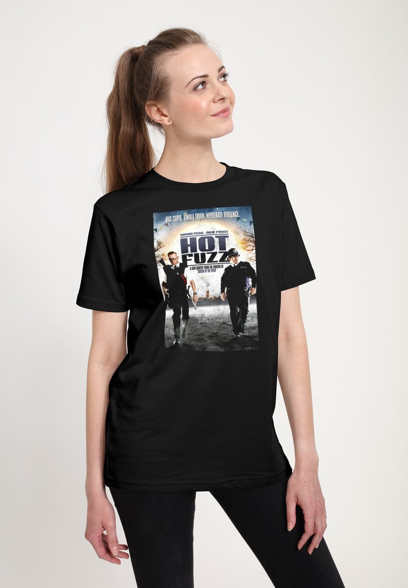 Czarny bawełniany t-shirt z nadrukiem filmowym "Hot Fuzz" z aktorami w mundurach policyjnych, białym tekstem i graficznym tłem.