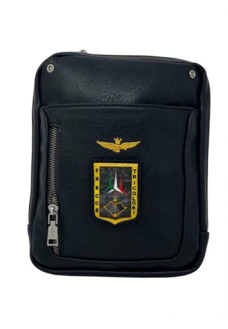Borsa a spalla in pelle nera con zip frontale, logo goffrato con un'aquila dorata e un rettangolo con tre strisce verticali di colore verde, bianco e rosso.