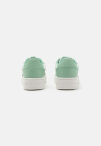 Tommy Jeans RETRO BASKET - Sneakers low - jadestone green