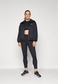 New Balance PERFORMANCE FULL ZIP - Majica s kapuljačom i patentnim zatvaračem - black