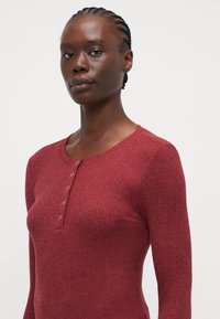 ONLY Tall ONLLINEA O NECK BUTTON - Topper langermet - cabernet smelange