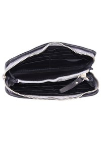 Portafoglio in pelle nera con cerniera argento, dotato di più scomparti per carte, compartimenti interni e un attacco per portachiavi. L'interno ha una texture scura.