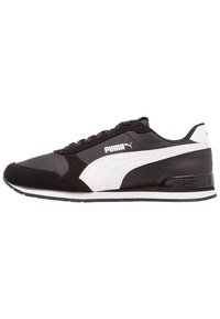 Zapatilla deportiva en blanco y negro con upper de ante y sintético, presenta un logo de PUMA blanco, suela texturizada y cordones redondos.