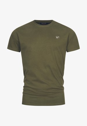 Oliwkowa bawełniana koszulka z krótkim rękawem, okrągłym dekoltem i małym białym nadrukiem na górnej lewej części klatki piersiowej. Gładka tekstura.