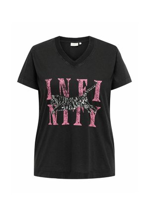 Camiseta negra de algodón con cuello en V que presenta un estampado rosa con la palabra "INFINITY" y un diseño de un gato saltando adornado con piedras brillantes en el frente.
