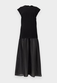 Μαύρο φόρεμα χωρίς μανίκια με εφαρμοστό μπούστο και διαφανή, αέρινη, πτυχωτή φούστα που φτάνει ως το πάτωμα.