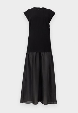 Fekete ujjatlan ruha testhezálló fűzővel és áttetsző, könnyed, fodrozott szoknyával, amely a padlóig ér.