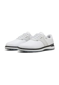 Witte golfschoenen met een glad leren bovenwerk, geperforeerde accenten, een zwarte buitenzool en een gevoerde middenzool voor comfort en stabiliteit.