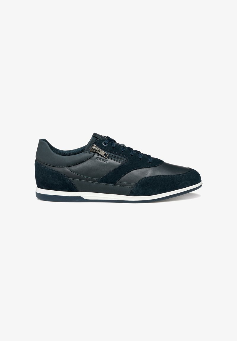 Baskets pour hommes en cuir et suède bleu marine avec fermeture à lacets, fermeture éclair latérale et semelle en caoutchouc blanche.