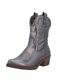 Bota de cowboy plateada metálica con punta afilada, bordado ornamentado y lengüetas de tirón. Presenta un tacón corto y apilado y suela plana.
