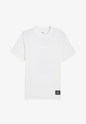 Biała bawełniana koszulka z krótkim rękawem, okrągłym dekoltem, subtelnym logo AMK25 z przodu oraz czarną metką na dolnym lewym boku.