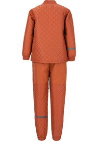 Gequilted oranje jack en bijpassende broek met een reflecterende streep. Het jack heeft een ronde kraag en ribgebreide manchet; de broek heeft elastische manchetten.