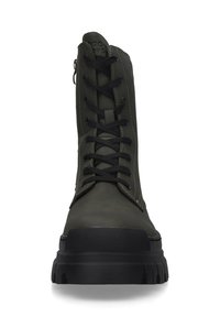 Grüne Leder-Ankelstiefel mit schwarzen Schnürsenkeln, einer robusten Sohle und einem seitlichen Reißverschluss für einfaches Anziehen. Strukturierte Akzente im Zehenbereich.