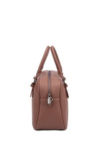 Sac en cuir marron avec une surface texturée, fermeture à glissière latérale et double anses courtes pour le transport. Forme rectangulaire avec des accents minimaux.