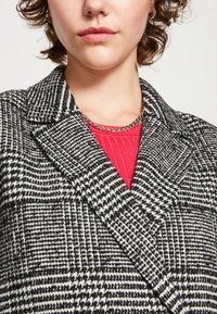 ONLY ONLNEWSELENA MINNA LIFE COAT - Cappotto corto - black/cloud dancer