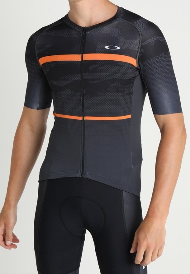 Lyhythihainen pyöräilypaita mustana, jossa on oranssit vaakaraitat. Liukas, joustava kangas vetoketjulla ja tekstuurikuvioiduilla yksityiskohdilla.