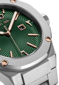 Esfera del reloj con patrón verde y acentos en oro rosa, caja de acero inoxidable y pulsera integrada. Presenta una ventana de fecha y un dial texturizado.