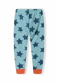 Pantalon de pyjama bleu clair avec un motif d'étoiles en bleu foncé et des poignets orange. Matériau doux, taille élastique pour le confort.