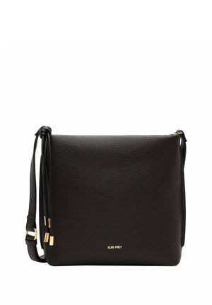 Borsa a tracolla in pelle nera texturizzata con tracolla regolabile e accessori color oro, nome del marchio "SURI FREY" sul davanti.