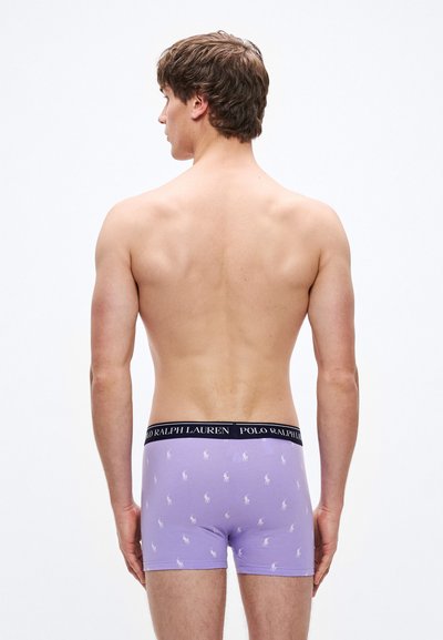 Lila pamut boxeralsó fehér polo játékos mintákkal, fekete derékpánttal, amelyen a "POLO RALPH LAUREN" felirat olvasható. Hátsó nézet.