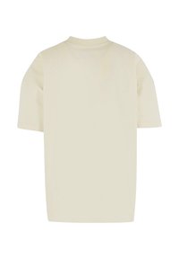 Lys beige t-skjorte med rund hals, korte ermer og en avslappet passform. Jevn tekstur uten synlig merkevare eller mønstre.
