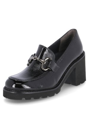 Mocassins en cuir noir avec une finition texturée, dotés d'une chaîne métallique décorative et d'un talon bloc épais. Détails de la semelle en caoutchouc visibles.