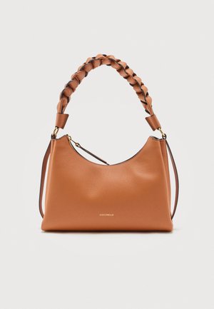 Tandfarvet læderhåndtaske med flettehåndtag, lynlåslukning og diskret gyldent mærkelogo foran.