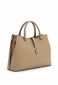 Beige Lederhandtasche mit zwei abgerundeten Griffen, einem vorderen Riemen mit goldenem Rundverschluss und schwarzem Besatz entlang der Kanten vor weißem Hintergrund.