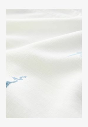 Balts audums ar maigu tekstūru, rotāts ar gaiši ziliem izšuvumiem. Materiāls šķiet gluds ar smalku pinuma rakstu.