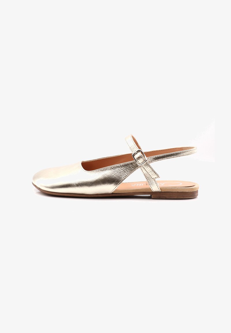 Metalické zlaté ploché slingback boty s kulatou špičkou, nastavovacím zapínáním na přezku a koženou stélkou v barvě tan na ploché podrážce.