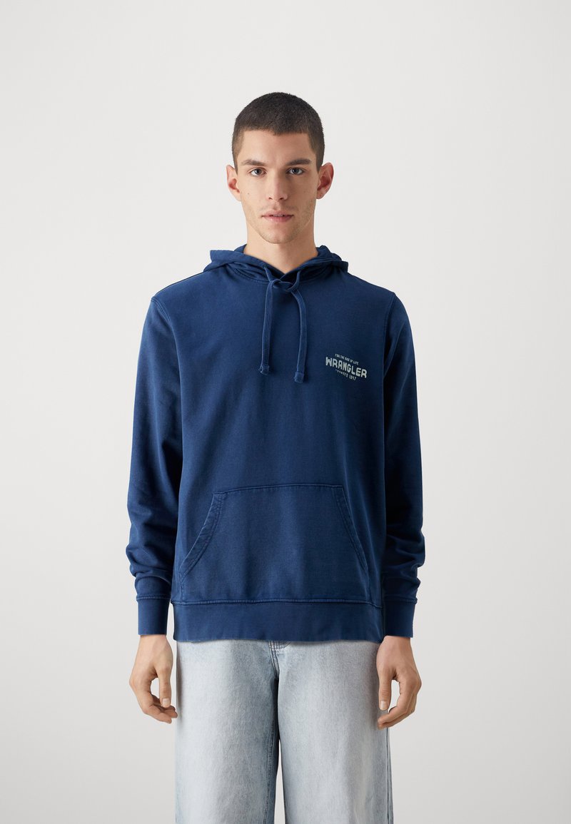 Felpa con cappuccio blu navy realizzata in tessuto morbido, con tasca frontale, cappuccio regolabile con coulisse e un piccolo logo stampato sul petto.