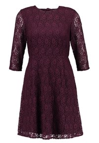 Robe en dentelle d'un bourgogne profond avec des manches trois-quarts, un col rond et une jupe évasée. Motif floral et texture transparente sur l'ensemble.