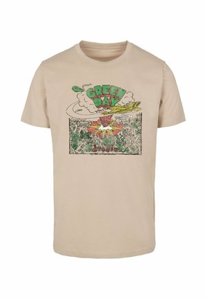Beige bomulds T-shirt med et grafisk print, der har livlige grønne bogstaver "GREEN DAY," skyer og farverige illustrationer nedenfor.