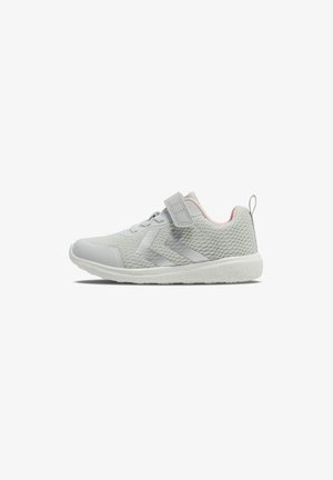 Hellgraue Sneaker mit strukturiertem Mesh-Obermaterial, kontrastierenden grauen Akzenten, verstellbarem Riemen und Gummisohle. Minimalistisches Design mit abgerundetem Zehenbereich.