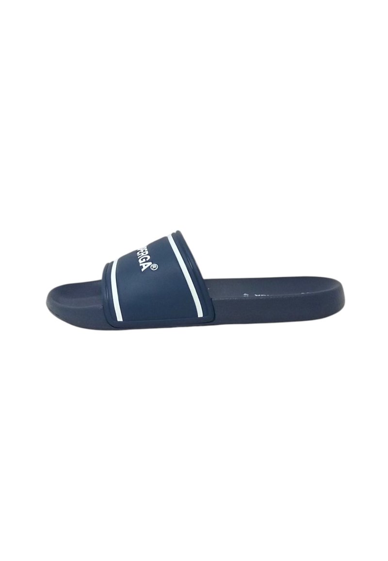 Sandalo navy in gomma con una fascia larga caratterizzata da strisce bianche e logo. Suola piatta con una texture liscia, progettata per il comfort.