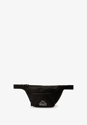 Sac banane en tissu noir avec un compartiment principal et une poche zipée à l'avant. Il dispose d'une sangle réglable et d'un logo blanc sur le devant.