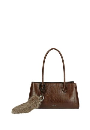 Braune Handtasche mit Krokodilprägung, zwei Henkeln und einem großen, flauschigen Pelzanhänger an einer Seite.