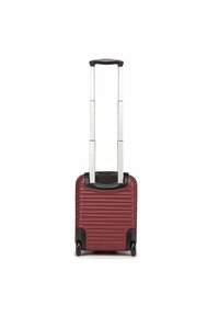 Valigia rossa con ruote, superficie testurizzata, manico retrattile e dettagli neri. Caratterizzata da quattro ruote e un design robusto per i viaggi.