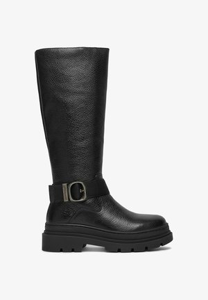 Czarna, teksturowana skórzana cholewa sięgająca do kolana, z grubą gumową podeszwą i ozdobnym paskiem z metalową klamrą wokół kostki.