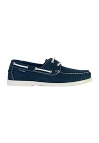 Chaussures de bateau en cuir bleu marine avec des coutures blanches, semelle blanche et design à lacets. Présente un petit logo sur le côté et deux œillets pour les lacets.