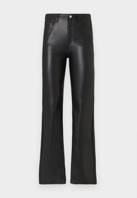 Zwarte neplederen broek met een rechte pasvorm, voorzien van een voorrits, knoopsluiting en zijzakken. Gladde, glanzende textuur.