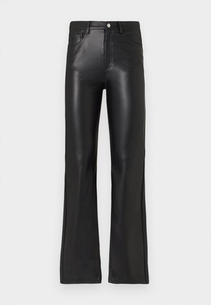 Zwarte neplederen broek met een rechte pasvorm, voorzien van een voorrits, knoopsluiting en zijzakken. Gladde, glanzende textuur.