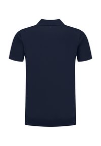 Marineblauwe polo met korte mouwen, voorzien van een klassieke kraag, gestructureerde breiselmouwen en een glad lichaam. Geribbelde onderrand en subtiel logo-detail.
