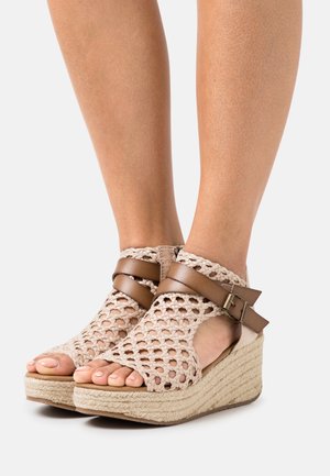 Sandales compensées avec un dessus en toile beige tissé, des brides en cuir marron et une semelle texturée de style espadrille ; design open-toe avec soutien de la cheville.