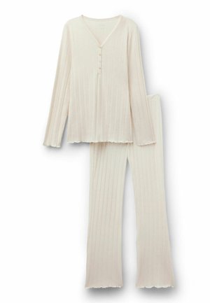 Kremowy, prążkowany top z długim rękawem z guzikami oraz dopasowane, szerokie spodnie w prążki, ułożone płasko na białym tle.
