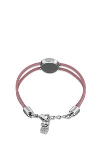 Pulsera de cuero en rosa con dos hilos, herrajes plateados, pieza central metálica ovalada y cierre con un pequeño colgante adjunto.